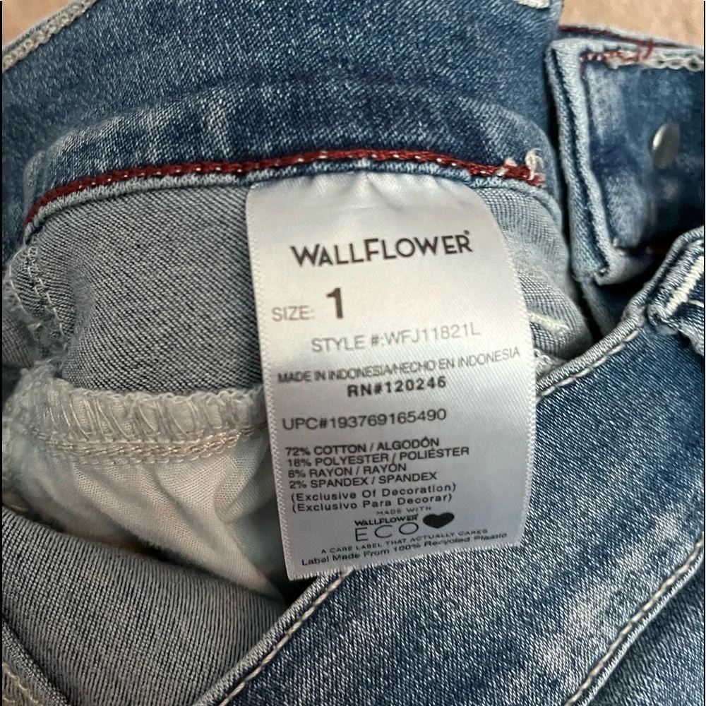 HIGH RISE SHORTS - Picture 3 of 3